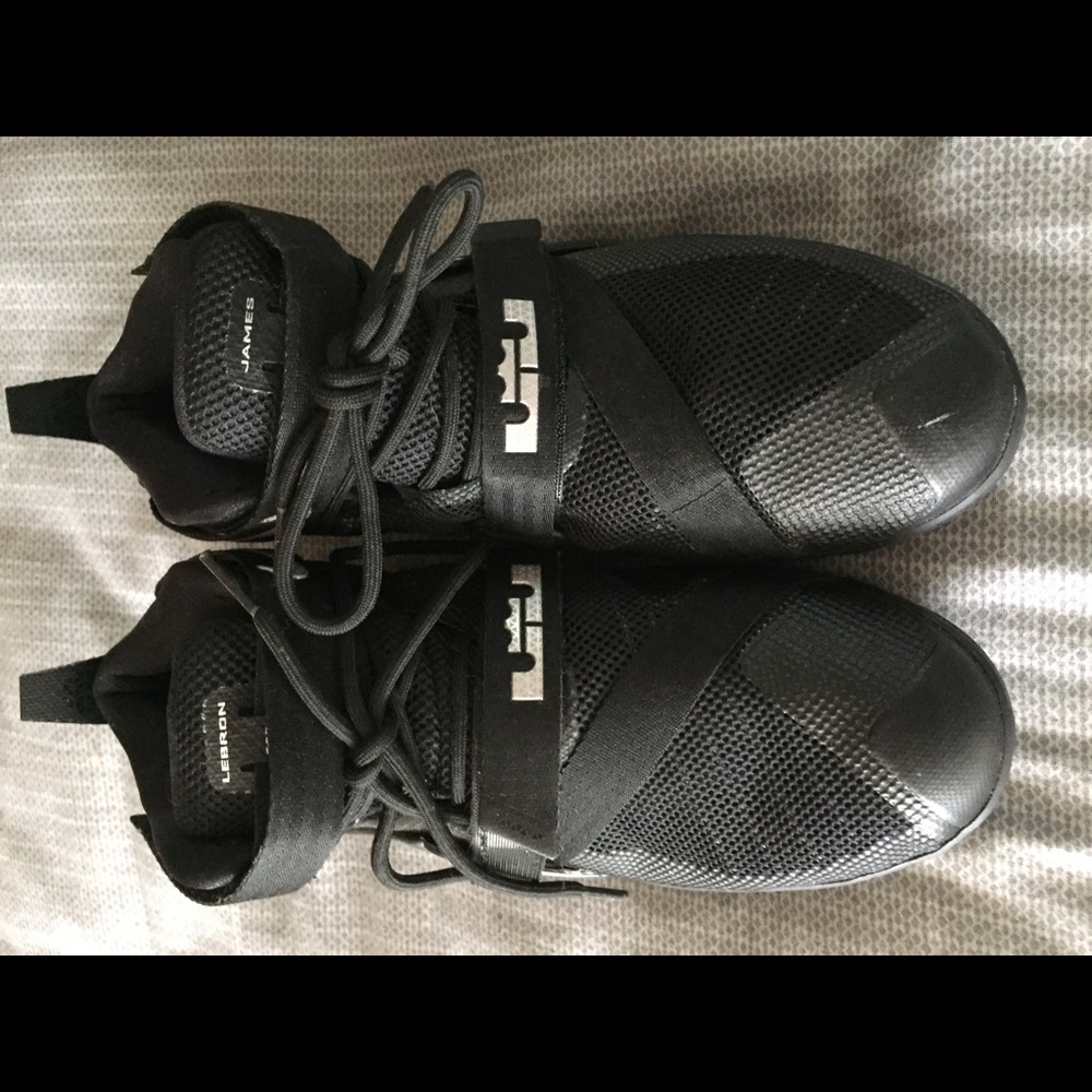 Size 7 Men Tennis Shoes